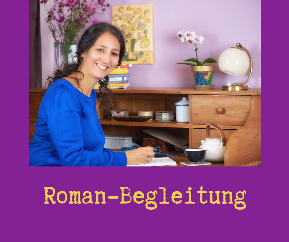 Tina Lauer sitzt am Schreibtisch und schreibt_darunter steht: Roman-Begleitung