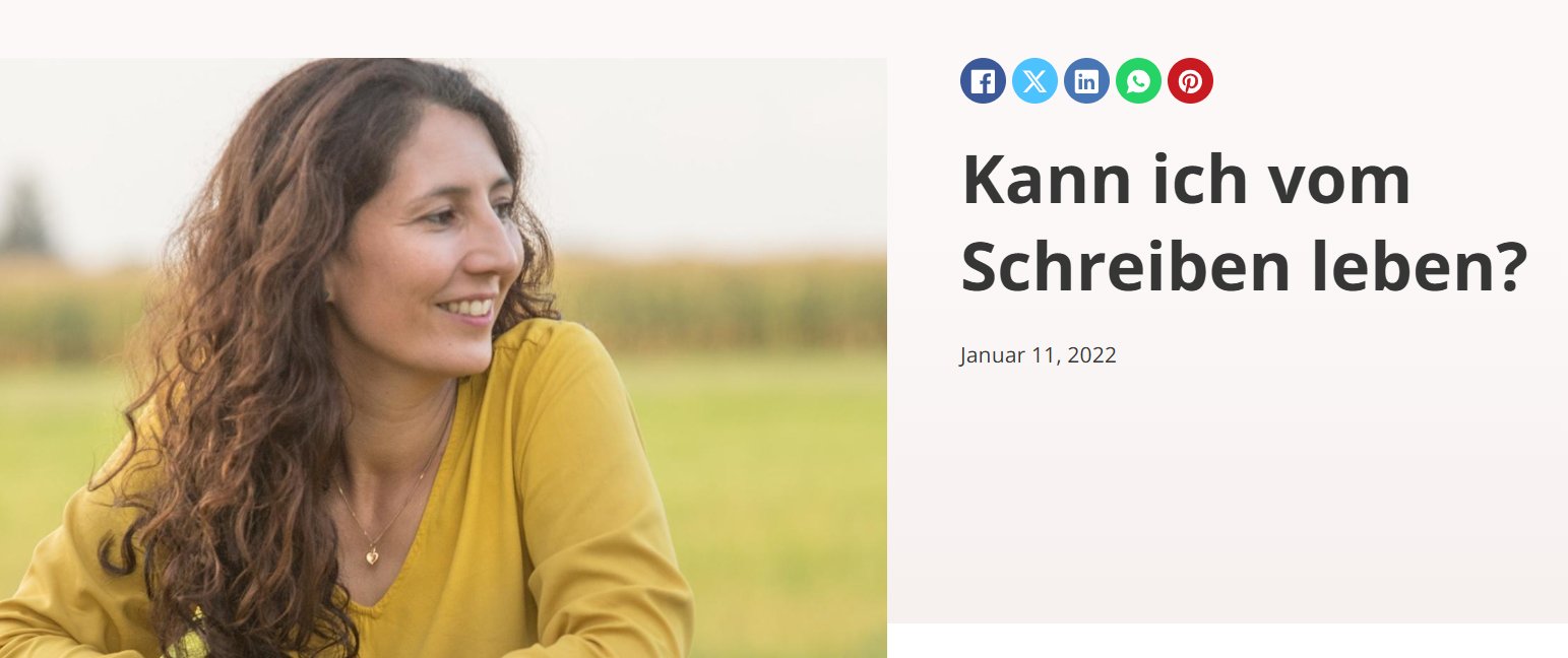 Screenshot von Website von Mona Wiezoreck. Links ein Foto von Tina Lauer in gelbem Oberteil lächelnd von der Seite. Rechts der Artikeltitel: "Kann ich vom Schreiben leben?" von Tina Lauer